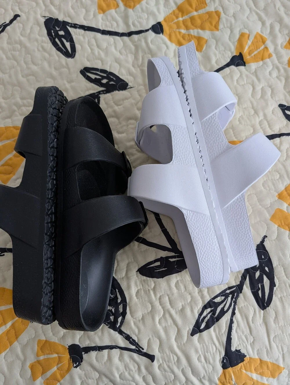 2 Pairs Of Shade & Shore Sandals